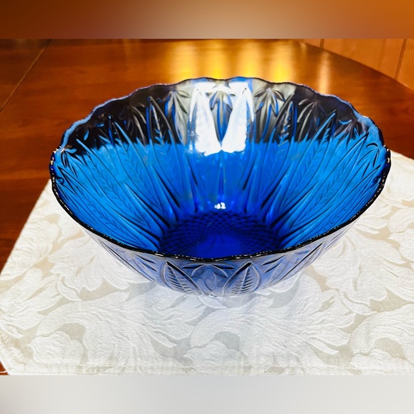 Royal blue cobalt blue glass deep serving bowl 24cm top diameter leaves pattern - Picture 4 of 15